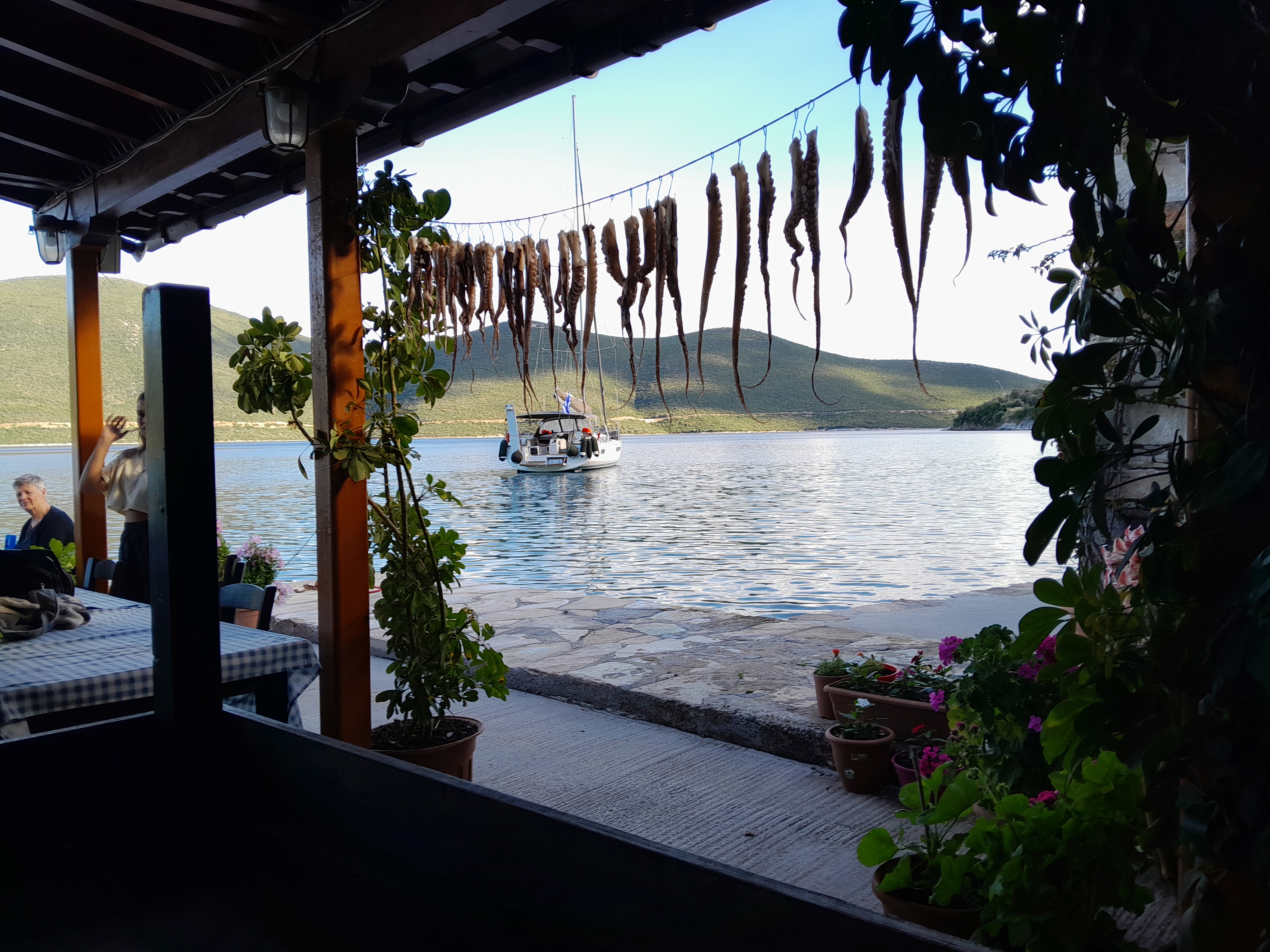 Ankern vor der Taverne Trikeri, eine super Location am Pagasetischen Golf