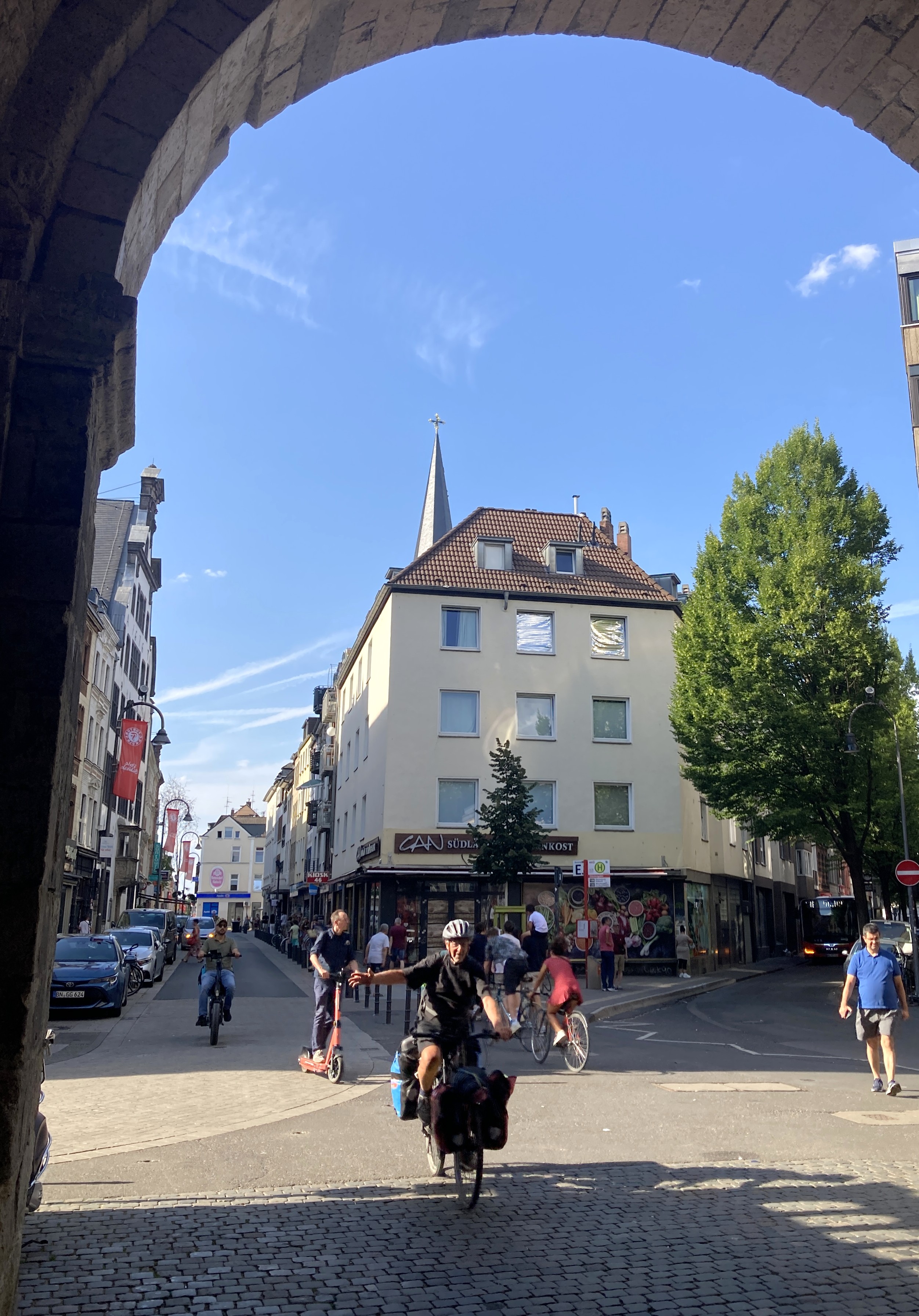 Marcel an der Severinstorburg in Köln, nach der Ankunft von der Radreise
