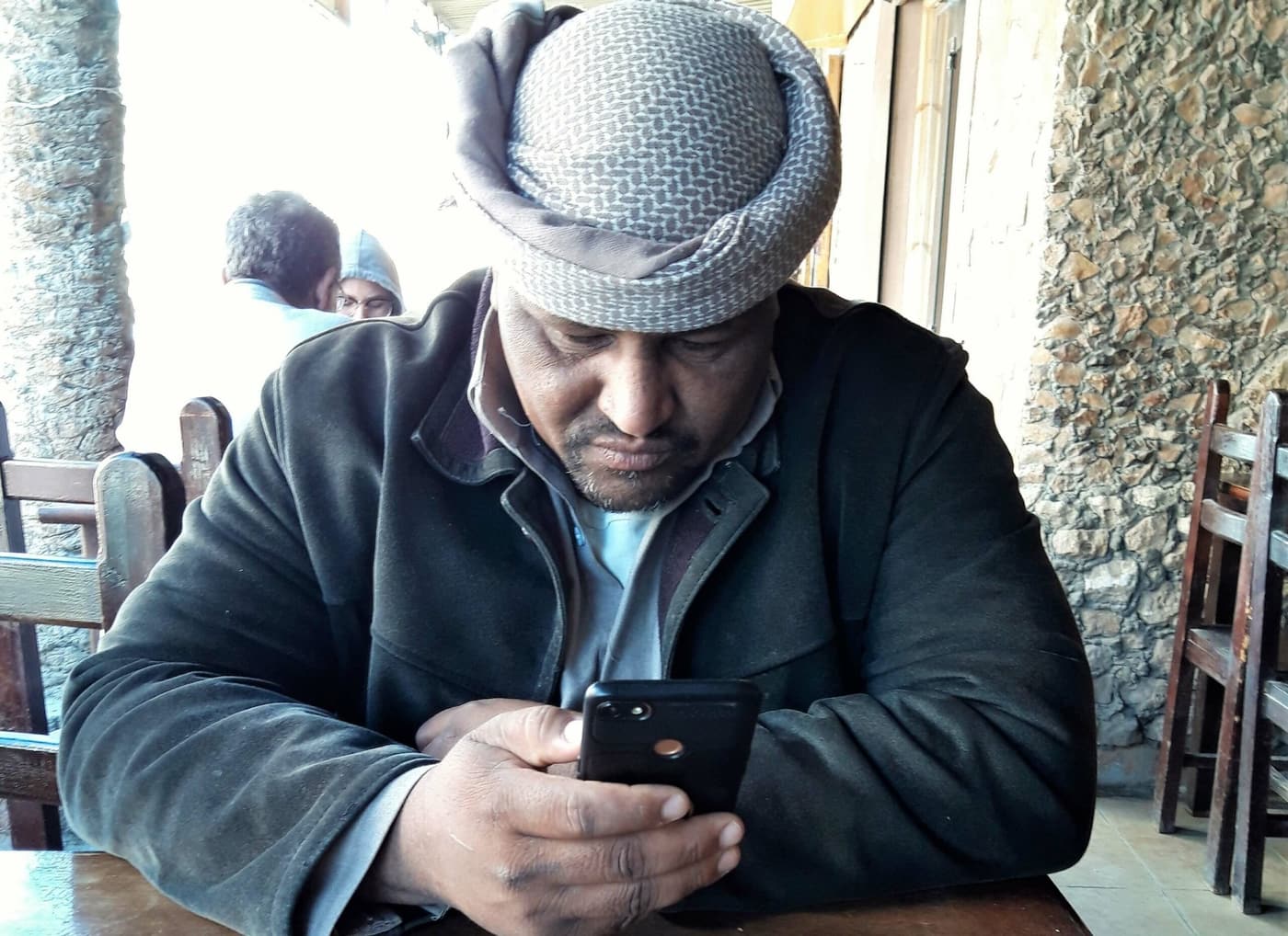 Mann mit Wollmütze in einem Café in Siwa