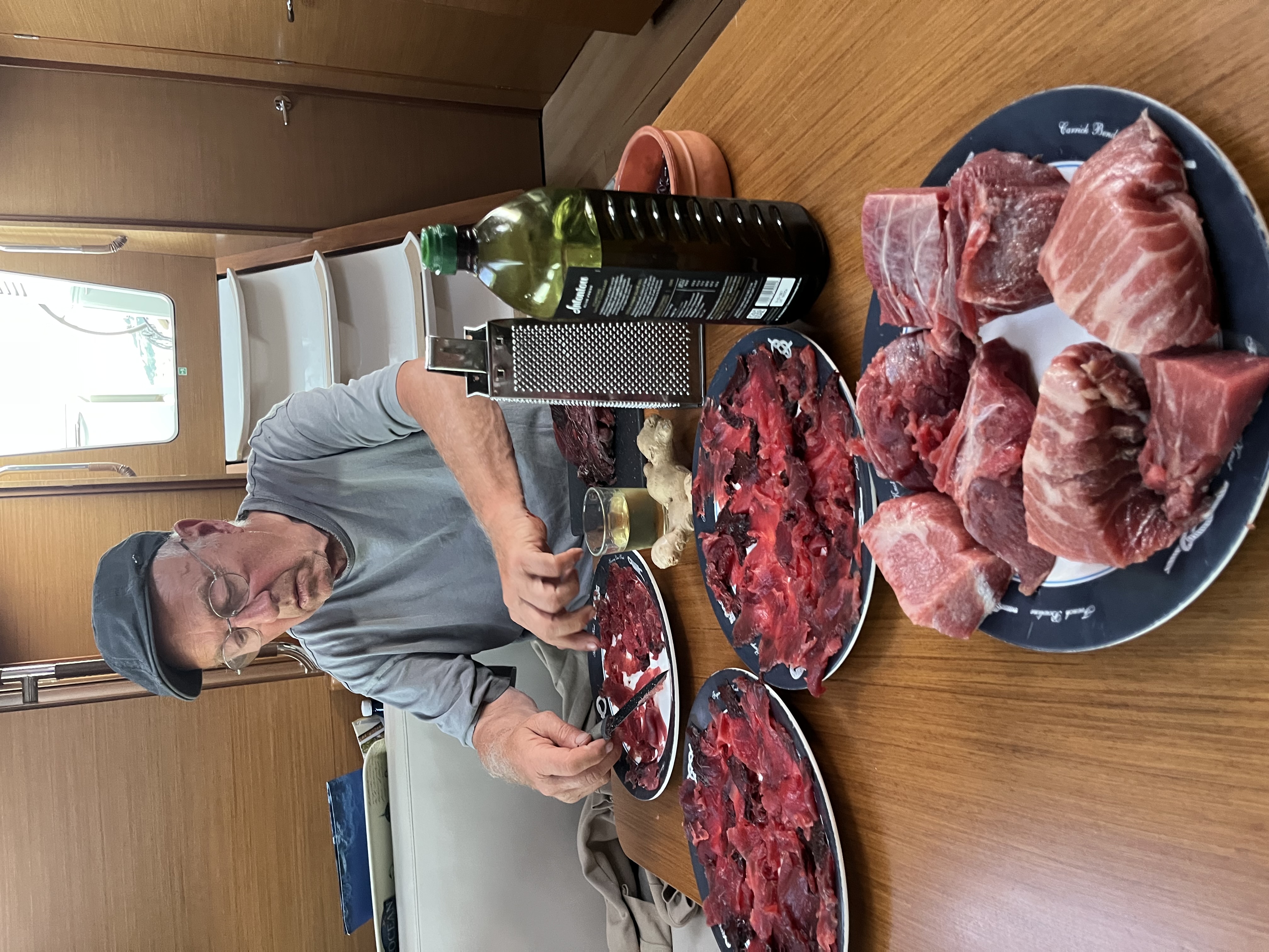 Skipper beim Thunfisch Carpaccio