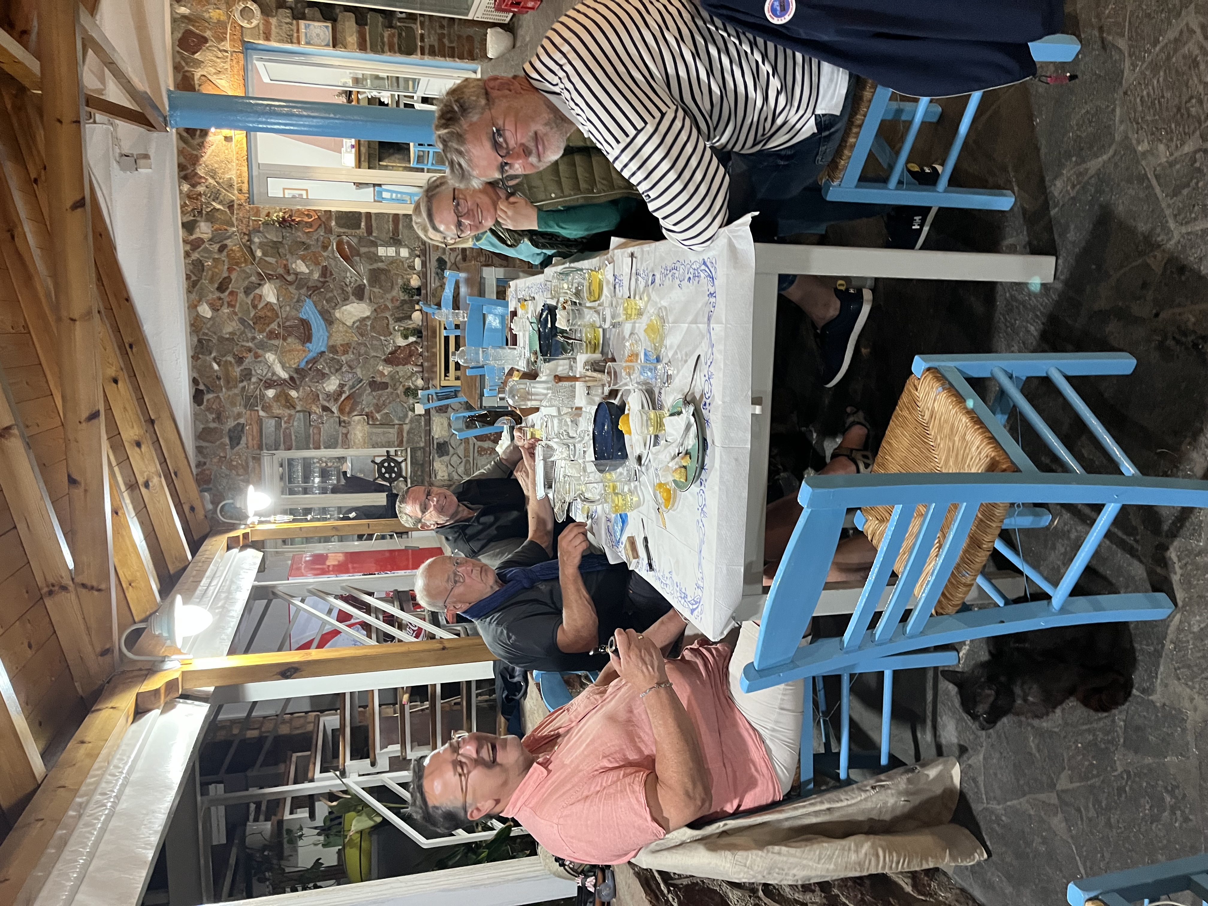 Die Crew beim Restaurantbesuch
